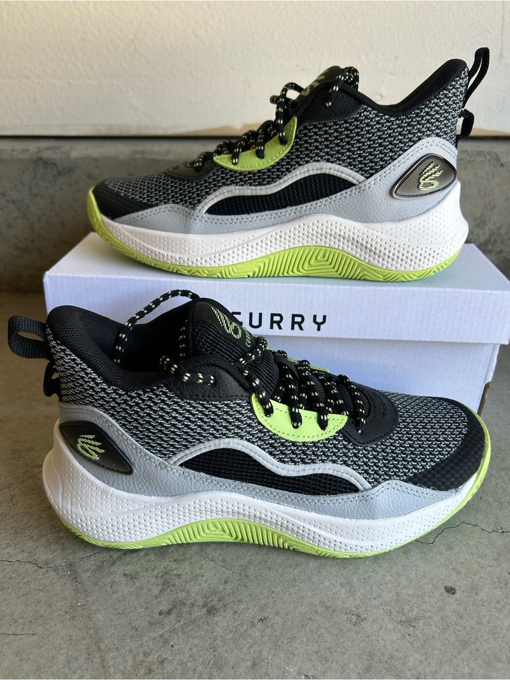 Under Armour Curry 3Z 24 sneakers Kids Size 5 Shoes Nwt
